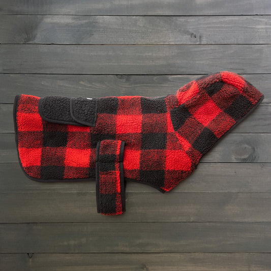 Plaid shacket in red and black, double-layered fleece, Velcro straps for neck and chest.